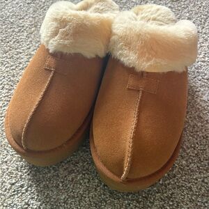 Cozy Tan and Cream Slippers 9 platform clog